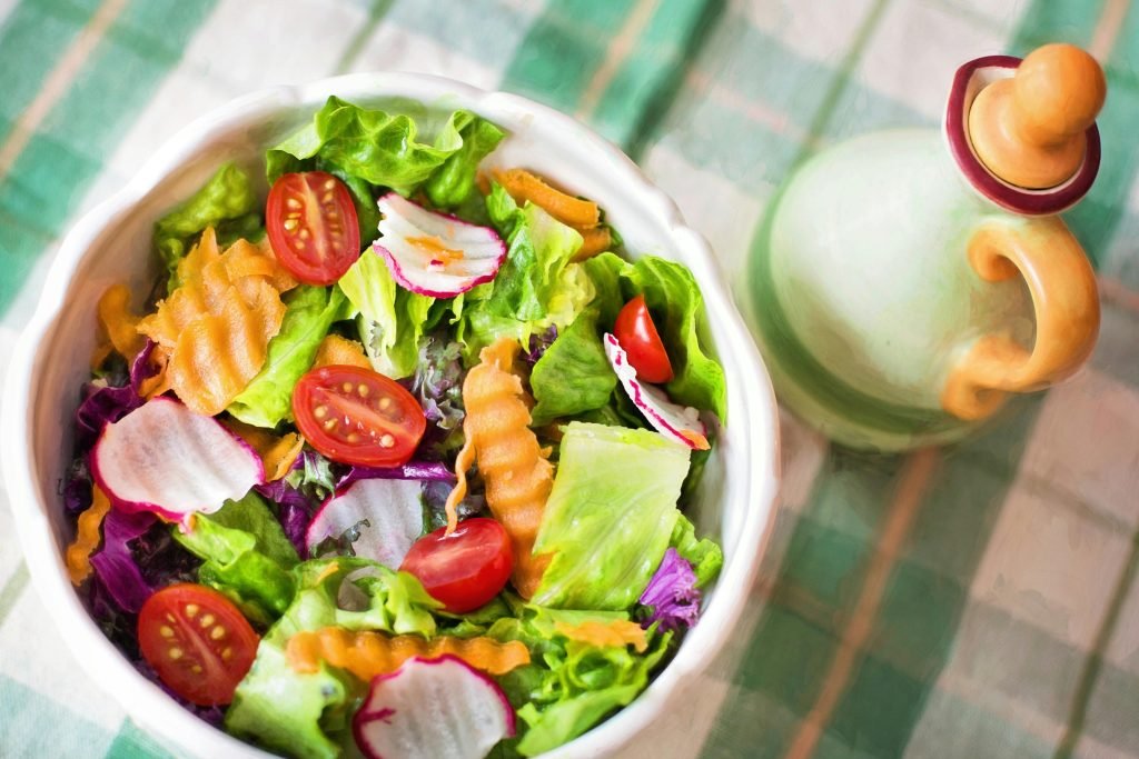 Use of leafy green vegetables in salad that act as a natural remedy for cholesterol 